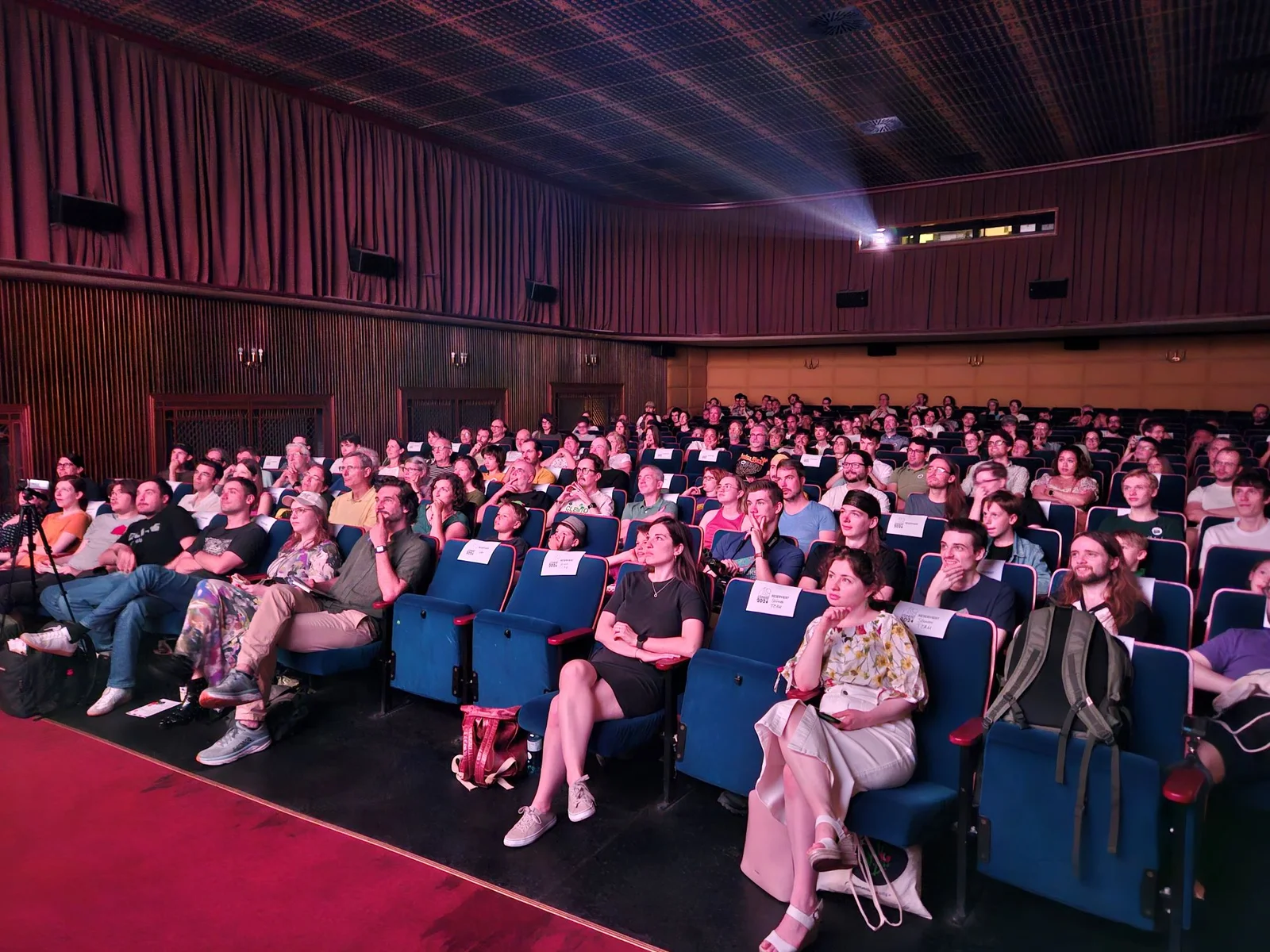 Ein Kino voll mit leuten