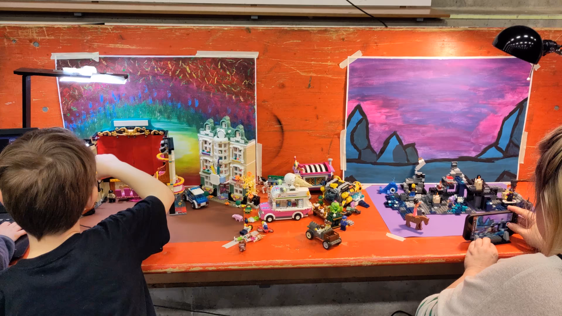 Kinder beim Brickfilmen