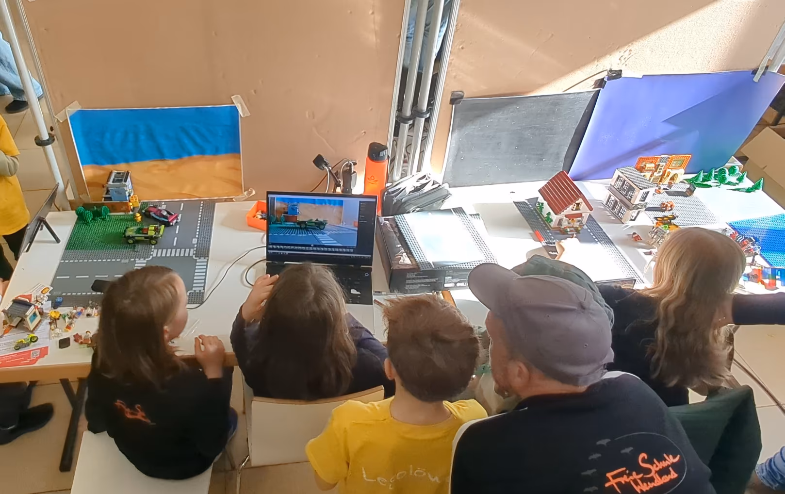 Kinder beim Brickfilmen